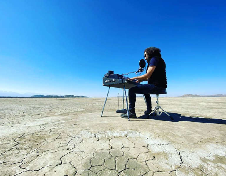 17 ans après le premier album de Geyster, une nouvelle association musicale est en cours avec Joachim Garraud en plein désert californien.